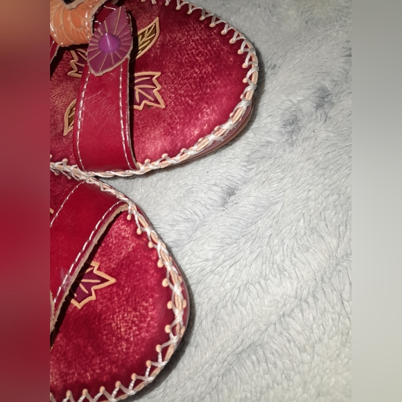 Elite red slight wedge sandals size 10 - Picture 11 of 11